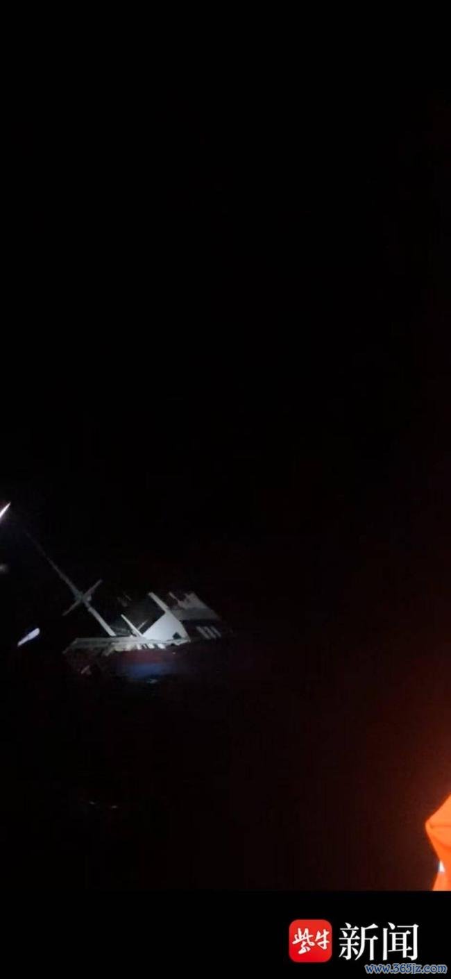 中国游客亲历印尼沉船 黑夜中救生筏漂流数小时