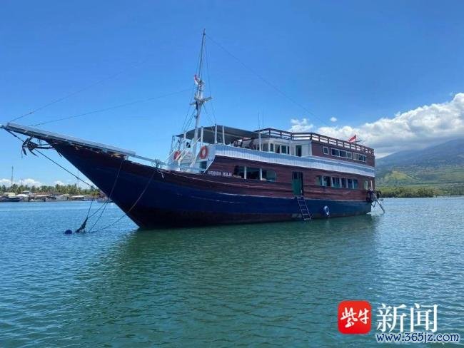 中国游客亲历印尼沉船 黑夜中救生筏漂流数小时