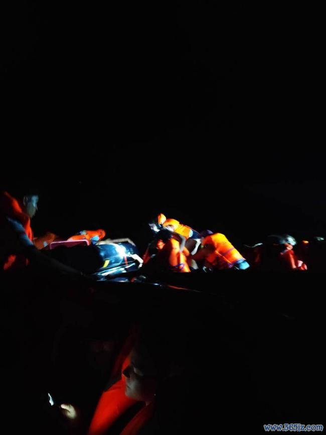 中国游客亲历印尼沉船 黑夜中救生筏漂流数小时