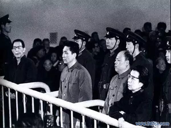 审判席上的“四人帮”